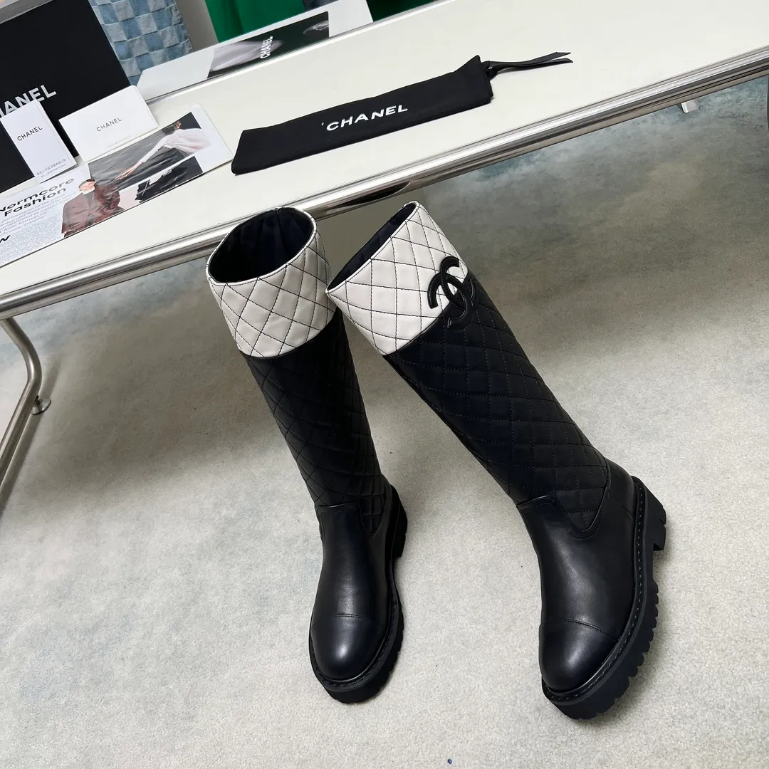 👟👟Ex-factory price 940👟👟 High version of Chanel CHANEL, 🌞🌞🌞Xiaoxiang 2024b autumn and winter counter’s latest short boots, a must-have item for this autumn and winter! ! Ms. Chanel loves simple yet irresistible combinations to show her unique style. Mix and match freely to shine⚡Follow Grandma’s fashion steps! ! ! The top-notch craftsmanship and texture are perfectly presented. No matter any details, you can compare them with the counters. The best quality products can be entered and exited from the counters at will! ! ❶Fabric: Imported cowhide➕Patent leather➕Electric embroidered rhombus ❷Inner lining: Imported sheepskin➕cowhide ❸Foot pads: Imported cowhide lining ❹Outsole: Original molded sole ❺Heel height: 5cm ❻Boot shaft height: 14.5 inches ❼Number: 35-40 (40 and 41 are customized and non-refundable)
